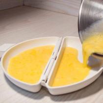 Mikrodalgada bir kupa içinde sosisli omlet